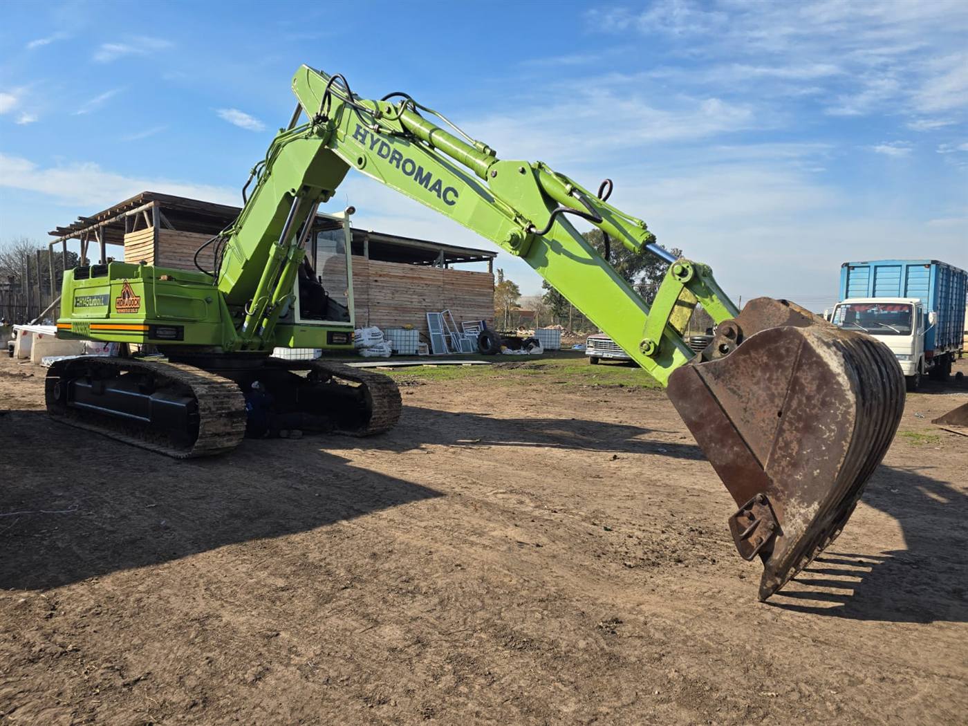 Excavadora de Hidra Dock trabajando en movimiento de suelos