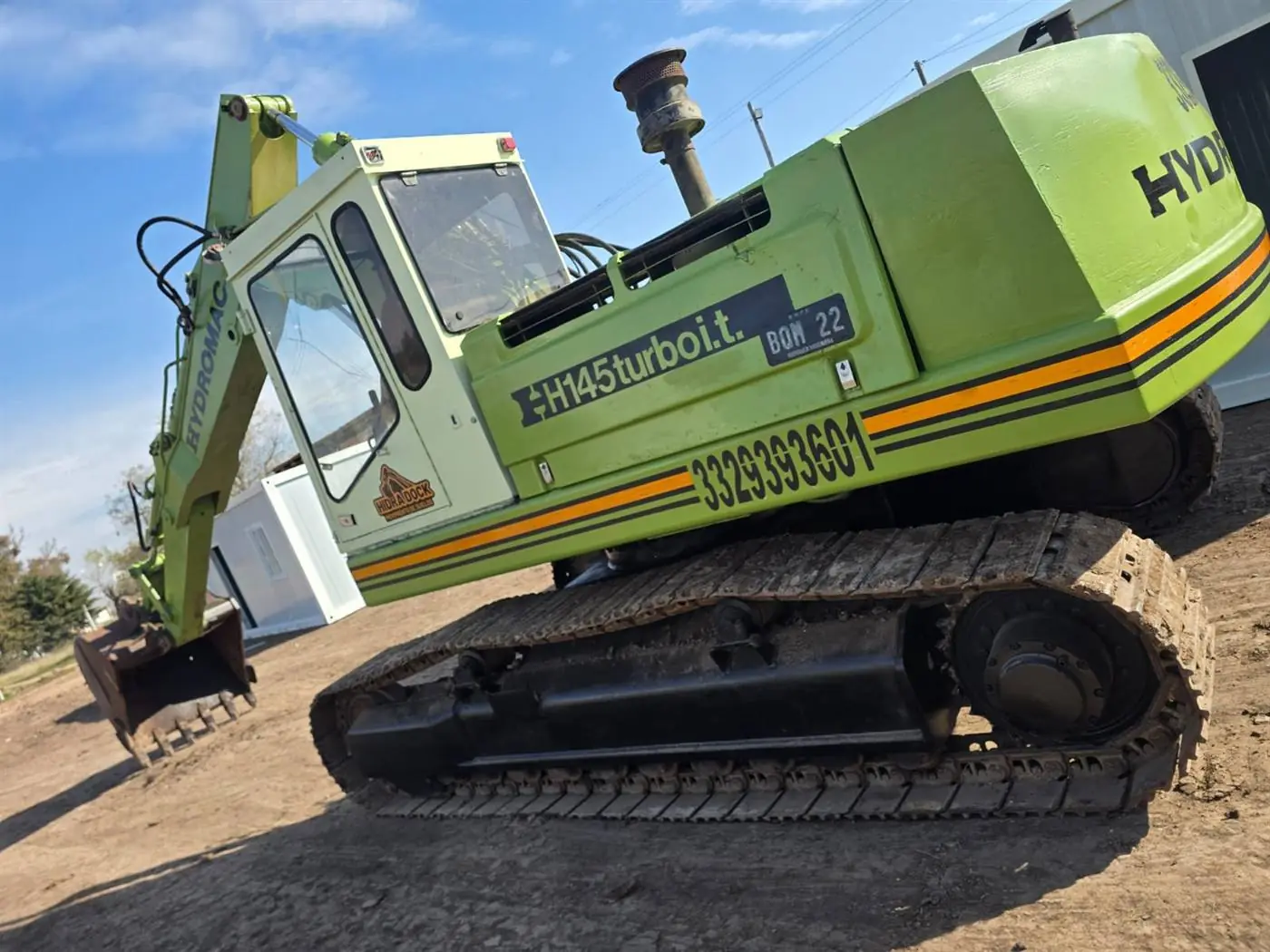 Excavadora Hydromac H145 de Hidra Dock con el teléfono de la empresa pintado sobre la carrocería