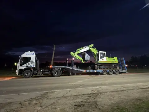 Carretón trasladando una excavadora de noche