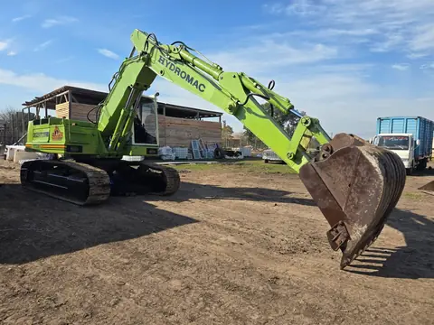 Excavadora de Hidra Dock moviendo suelo en obra