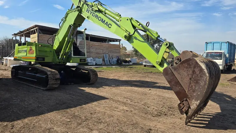 Excavadora Hydromac preparando un terreno de obra